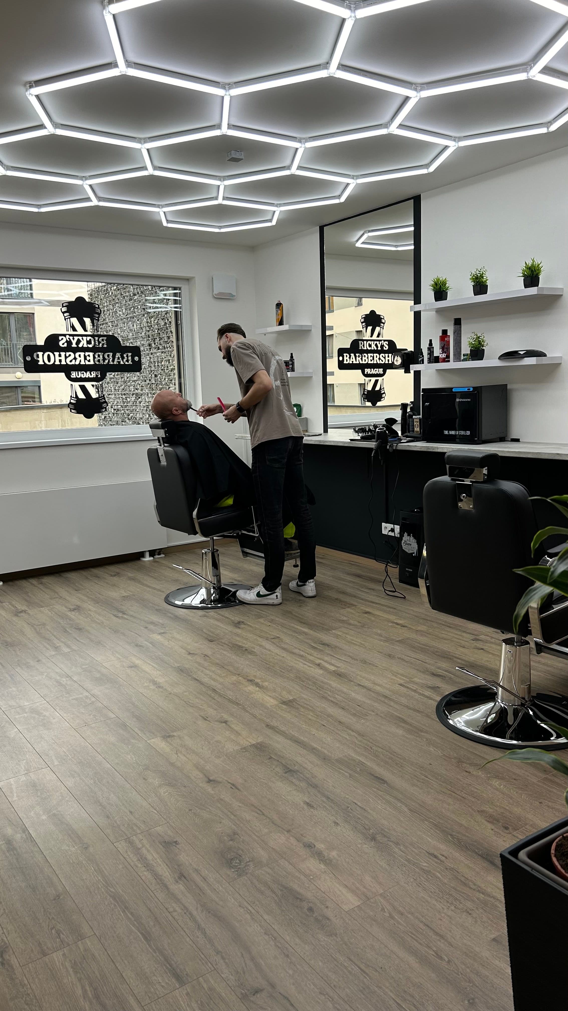 Galerie Ricky's Barbershop, Praha 12 - Modřany - fotografie 4
