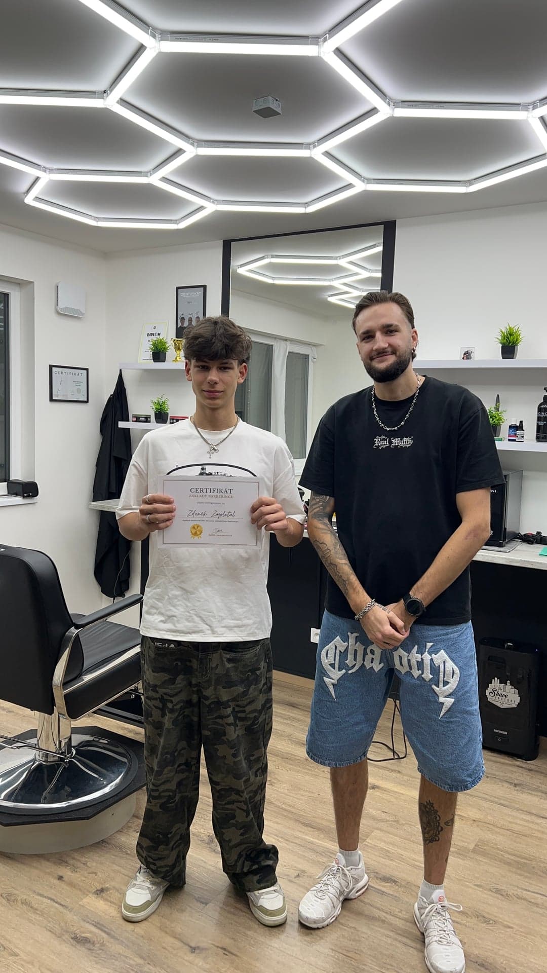 Absolvent školení s certifikátem v Ricky’s Barbershop