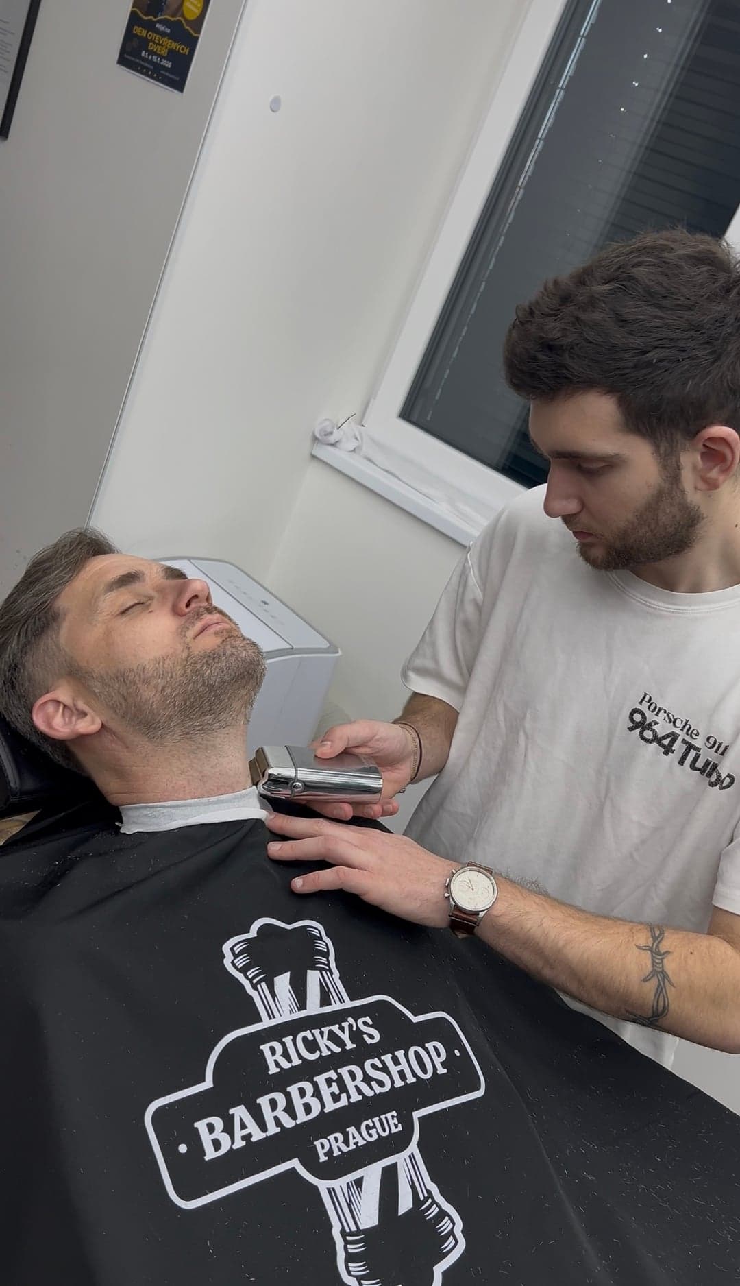 Holení břitvou na školení v Ricky’s Barbershop